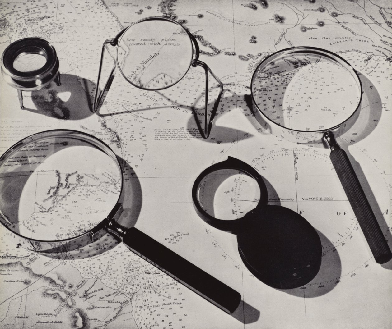 Mapa y lupas (foto b/n) de English Photographer