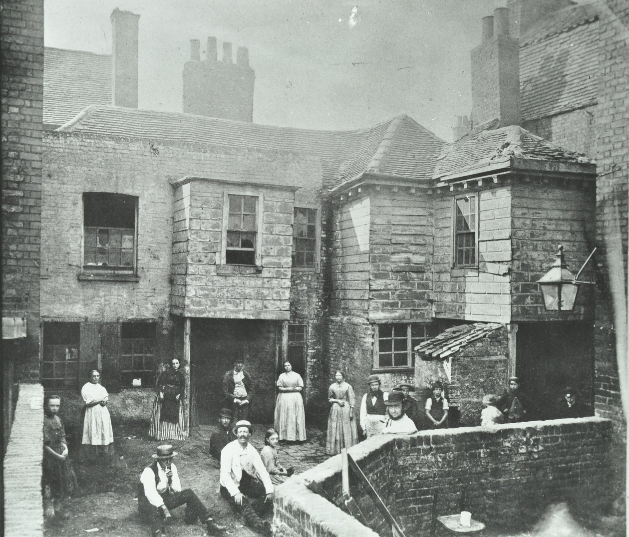 Mercado Court, Londres, 1868 de English Photographer