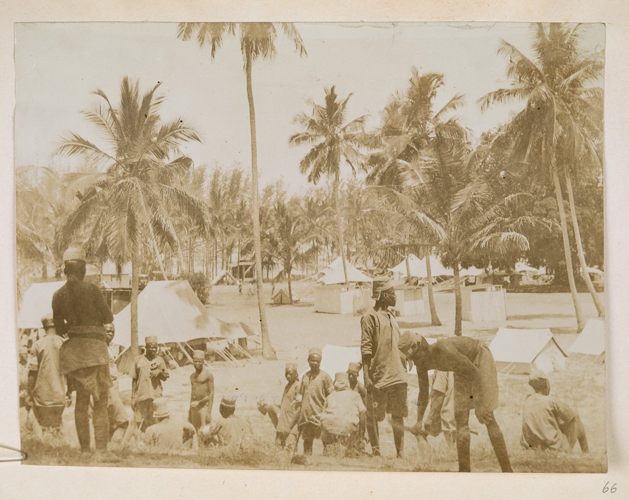 Hombres que sirvieron para los británicos durante la Campaña de África Oriental de English Photographer