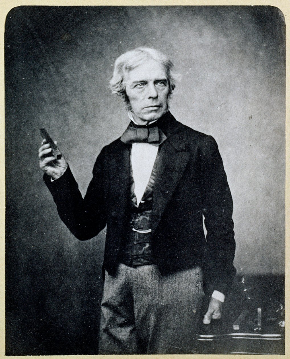 Michael Faraday (1791-1867) sosteniendo una barra magnética, por Maull y Polyblank de English Photographer
