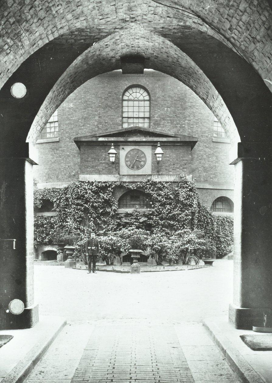 Prisión de Millbank: capilla a través del arco, 1885 de English Photographer