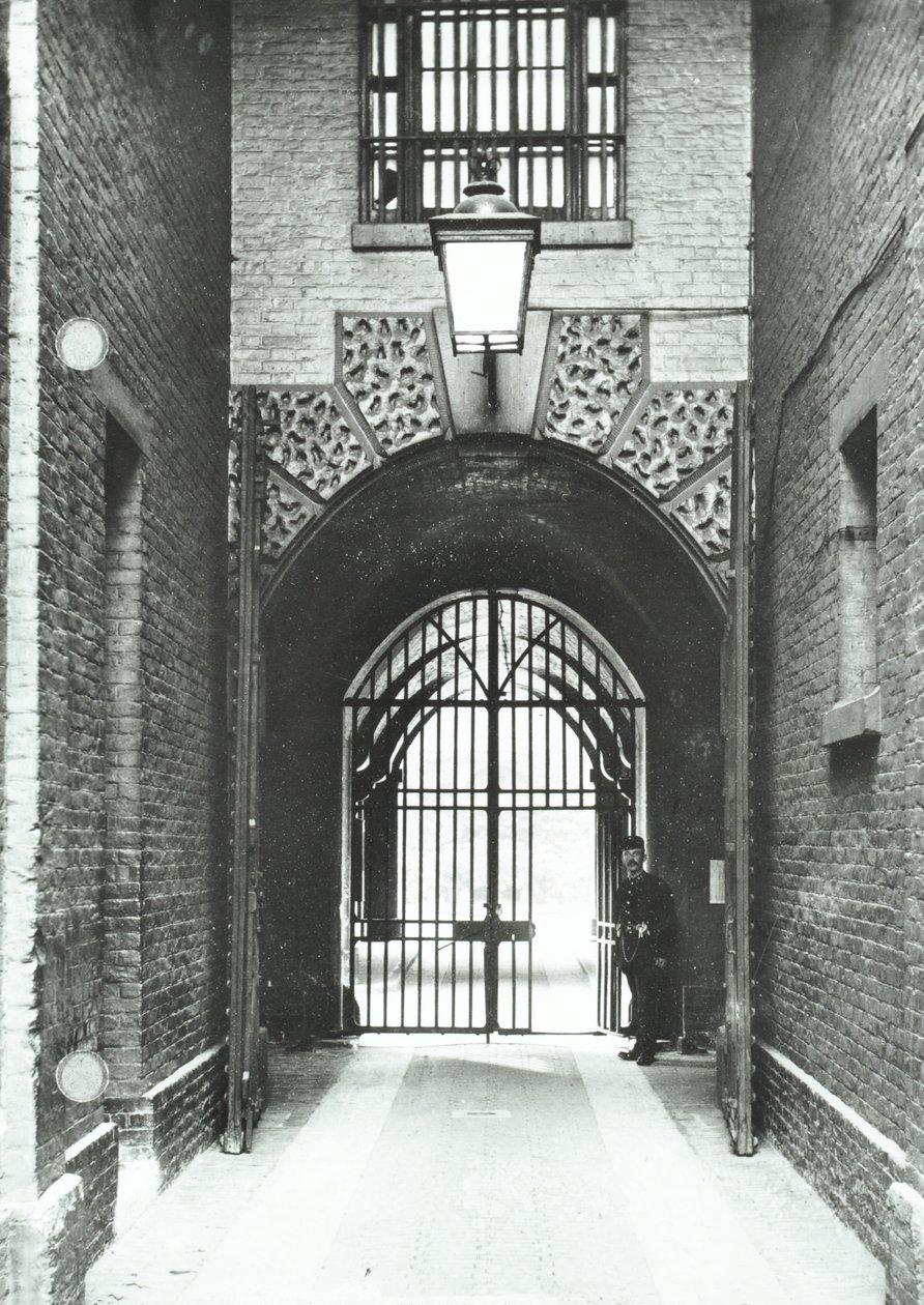 Prisión de Millbank: pasillo principal, Warden Barnard en la puerta, 1885 de English Photographer