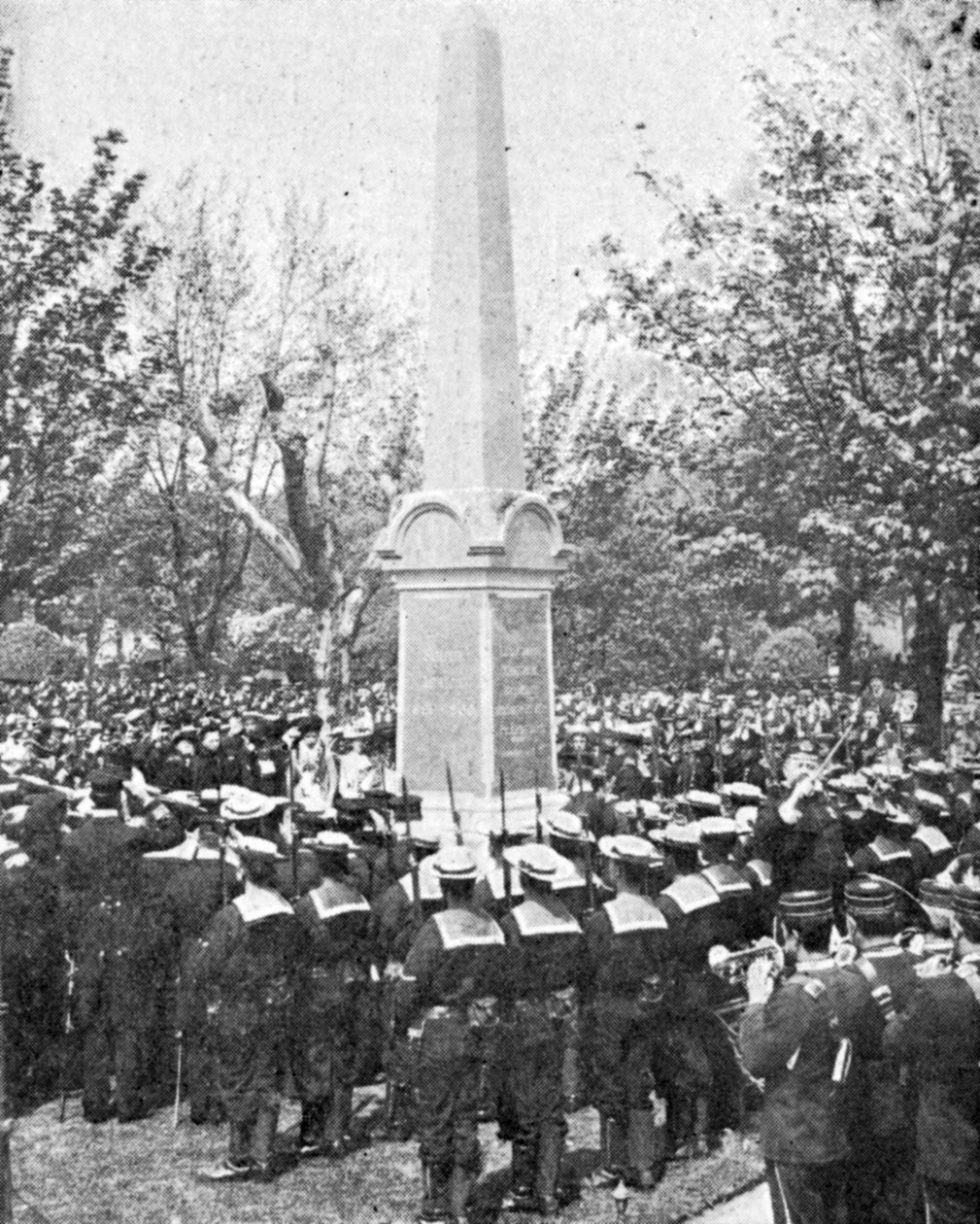 Monumento en memoria de los oficiales y hombres del H.M.S Powerful, ilustración de The King, 25 de mayo de 1901 de English Photographer
