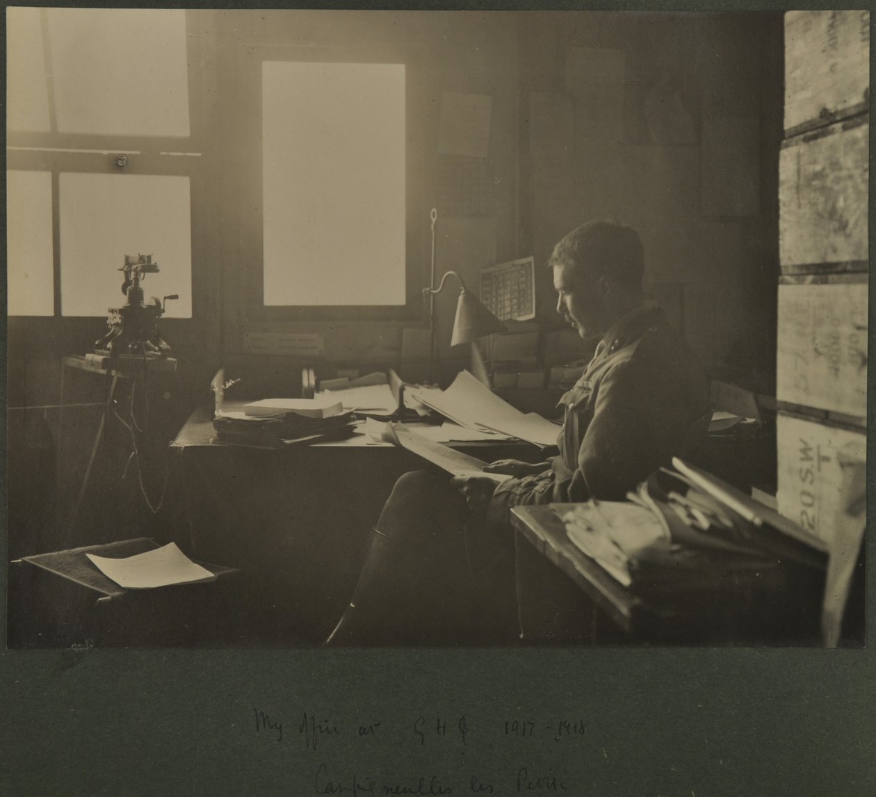Mi oficina en GHQ, 1917-18 de English Photographer