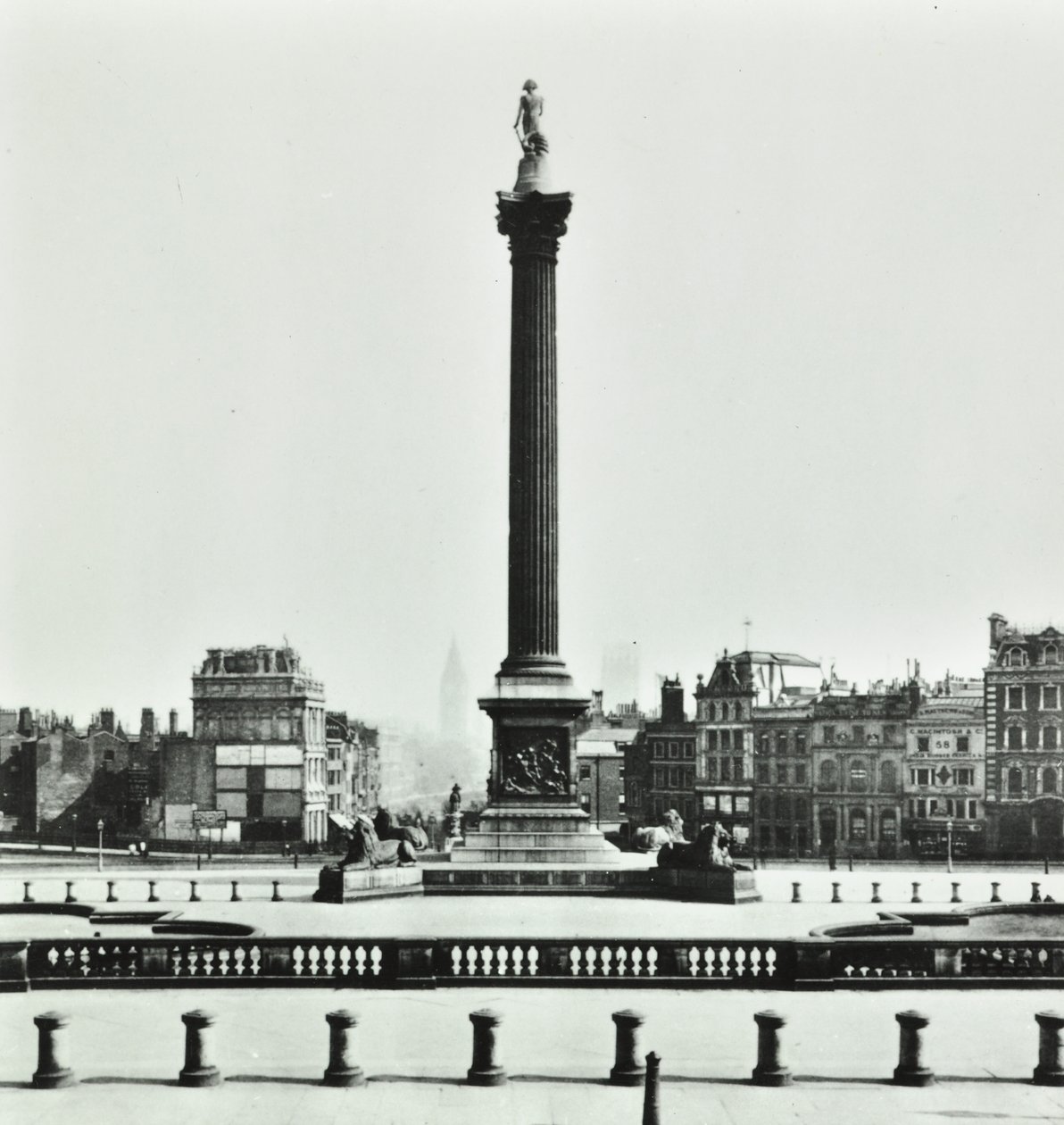 Columna de Nelson, Trafalgar Square, Westminster: vista sur desde la National Gallery, 1870 de English Photographer