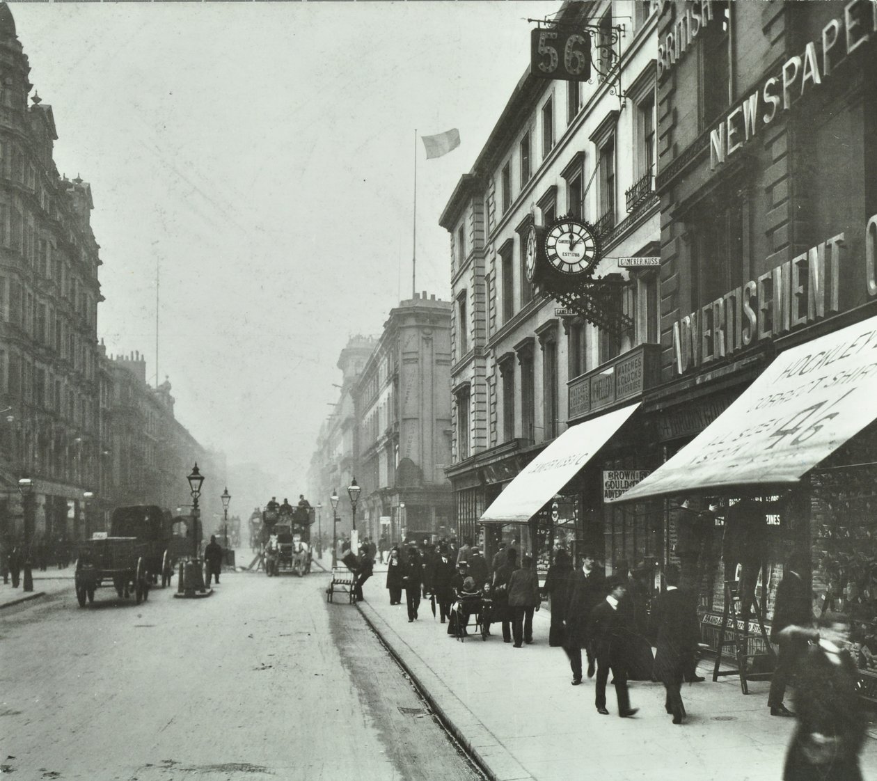 New Oxford Street: mirando al oeste por Bloomsbury Way, 1890 de English Photographer