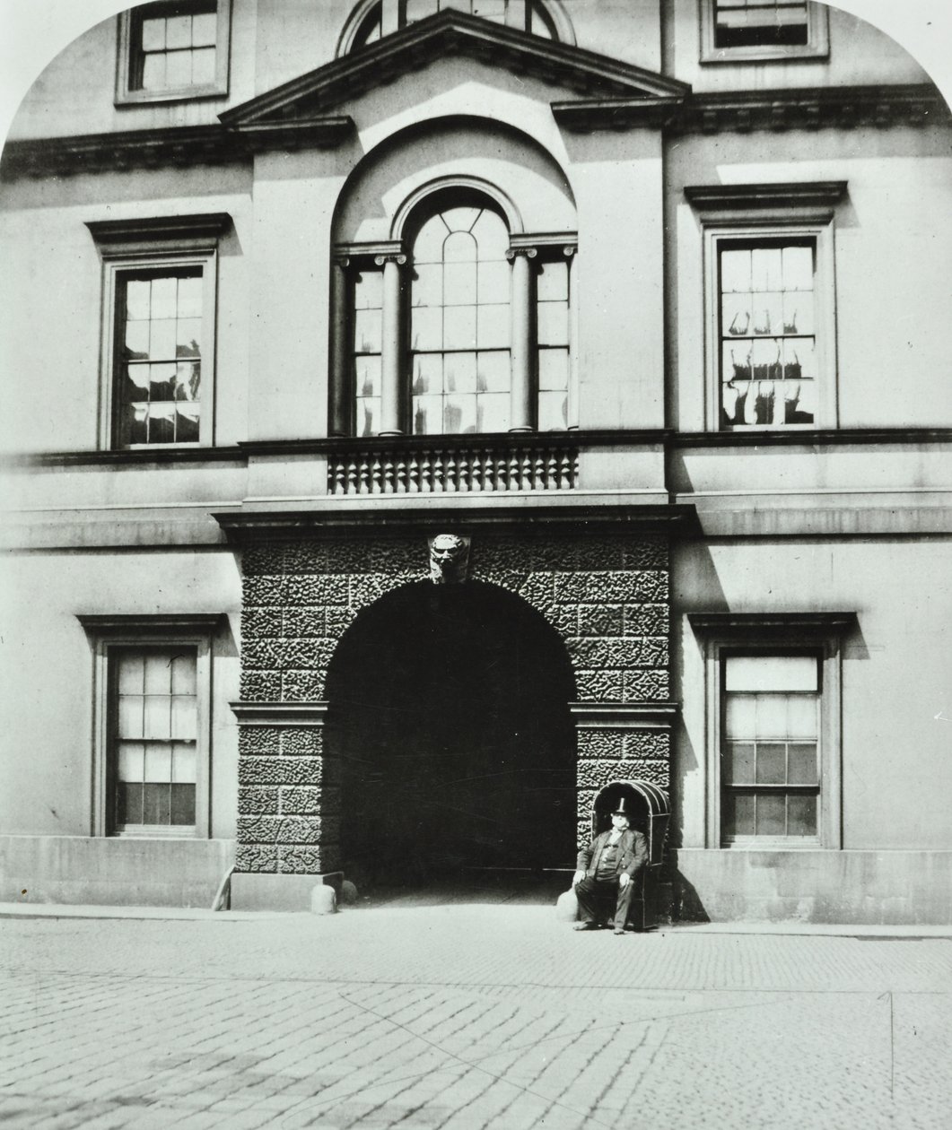 Northumberland House, Charing Cross, Westminster LB: patio, 1880 de English Photographer