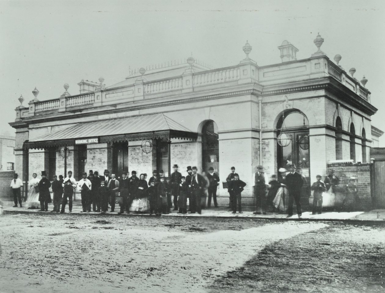 Notting Hill Gate Station: exterior del Metropolitan Railway, 1868 de English Photographer