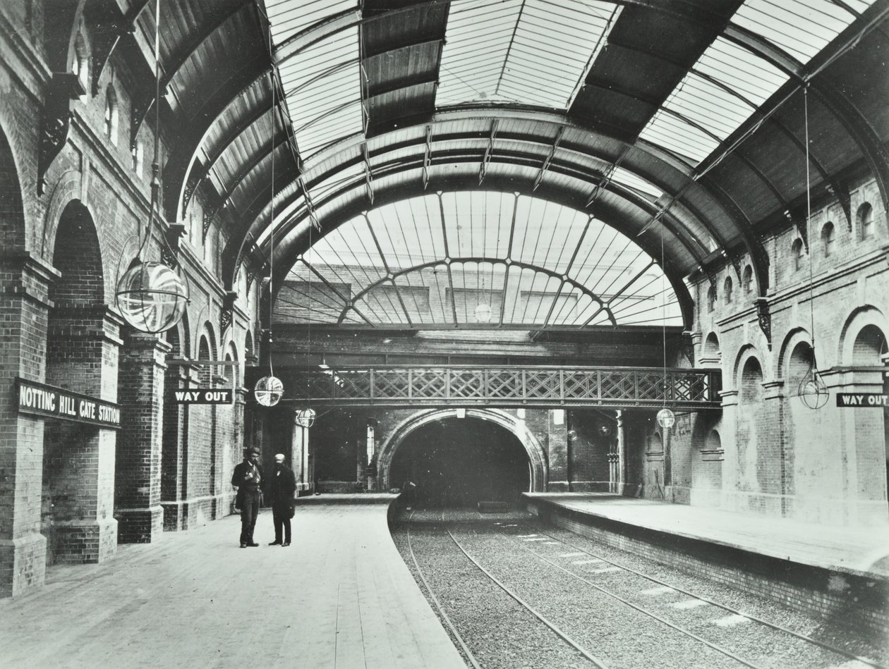 Notting Hill Gate Underground Station: vista de las plataformas y la vía, 1868 de English Photographer
