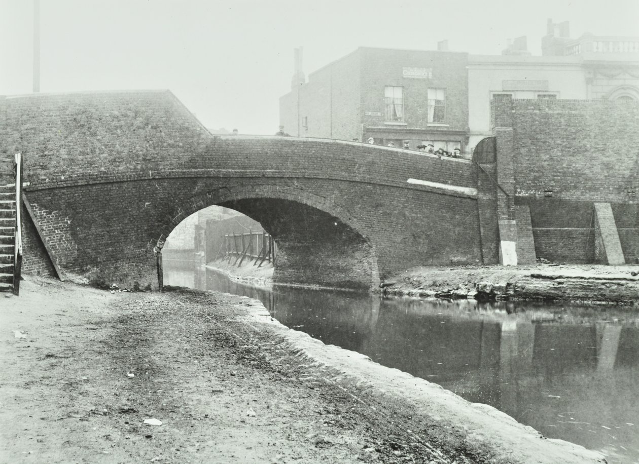 Old Victory Bridge, 1895 de English Photographer