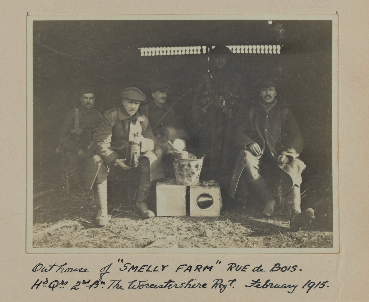 Dependencia de SMELLY FARM Rue de Bois. Cuartel General 2º Bn El Regimiento de Worcestershire. Febrero 1915 de English Photographer