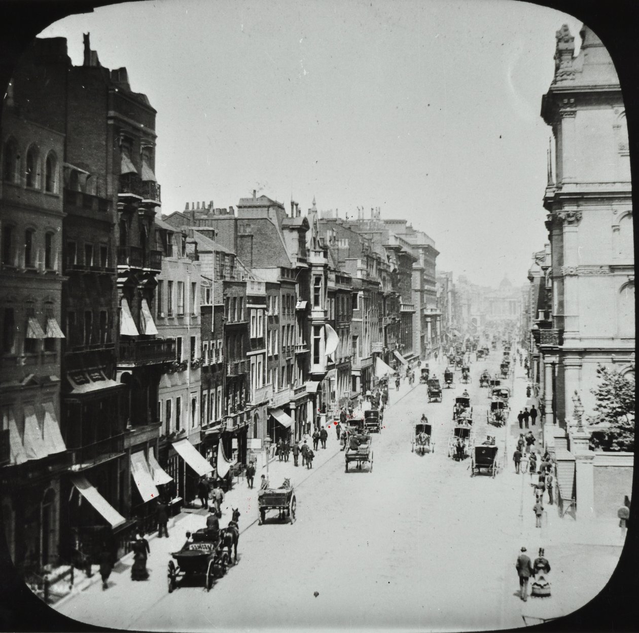 Pall Mall, Westminster LB: mirando al este desde Marlborough Road, 1895 de English Photographer