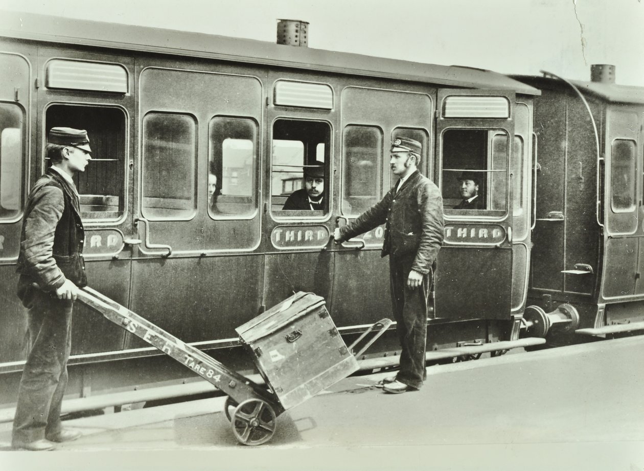 Porteros de plataforma en una estación de tren, 1885 de English Photographer
