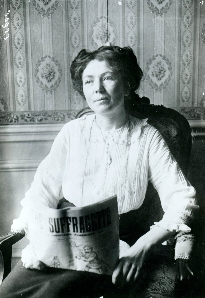 Retrato de Christabel Pankhurst leyendo una copia de The Suffragette c.1905 de English Photographer