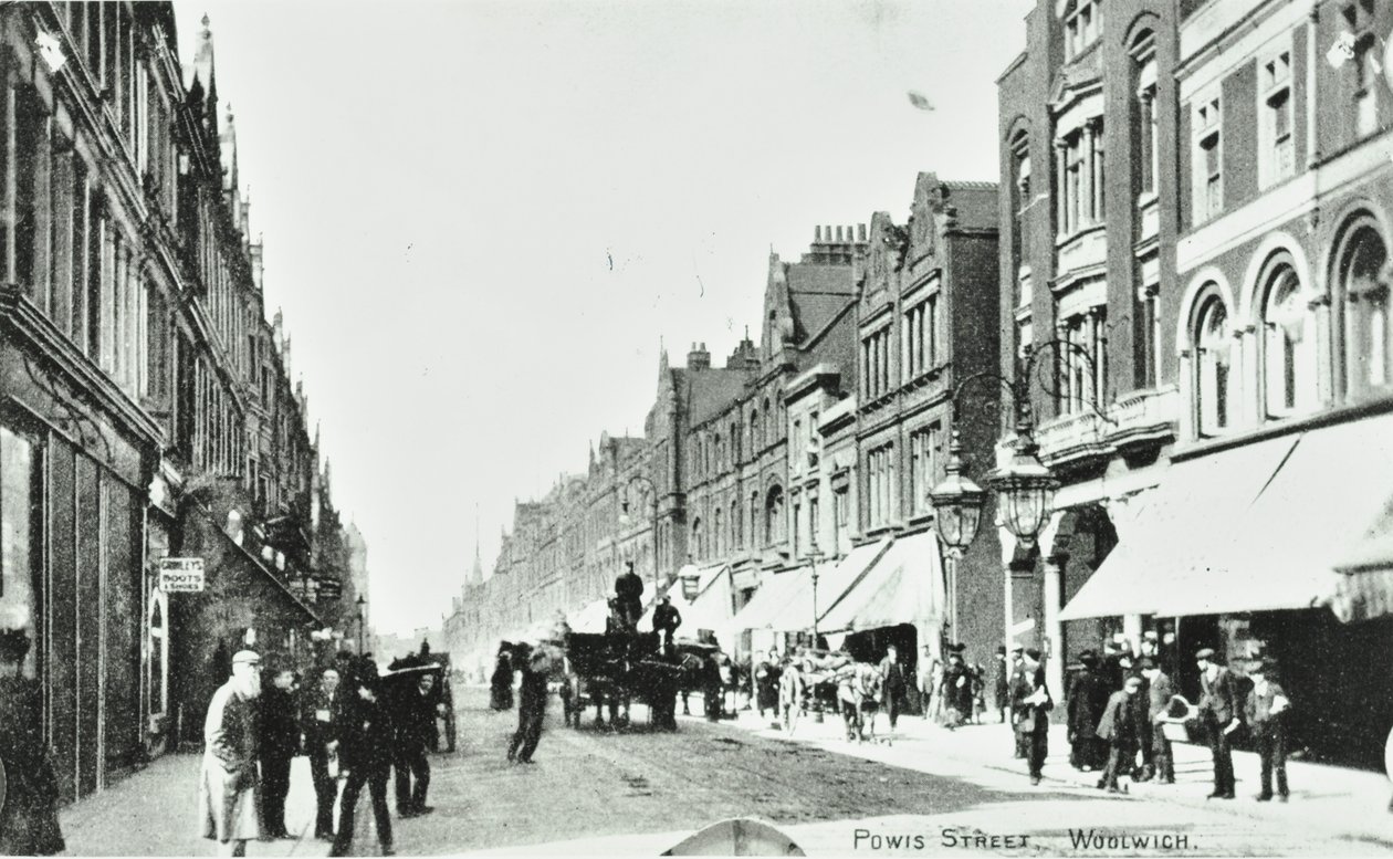 Powis Street, Woolwich: vista general, 1890 de English Photographer
