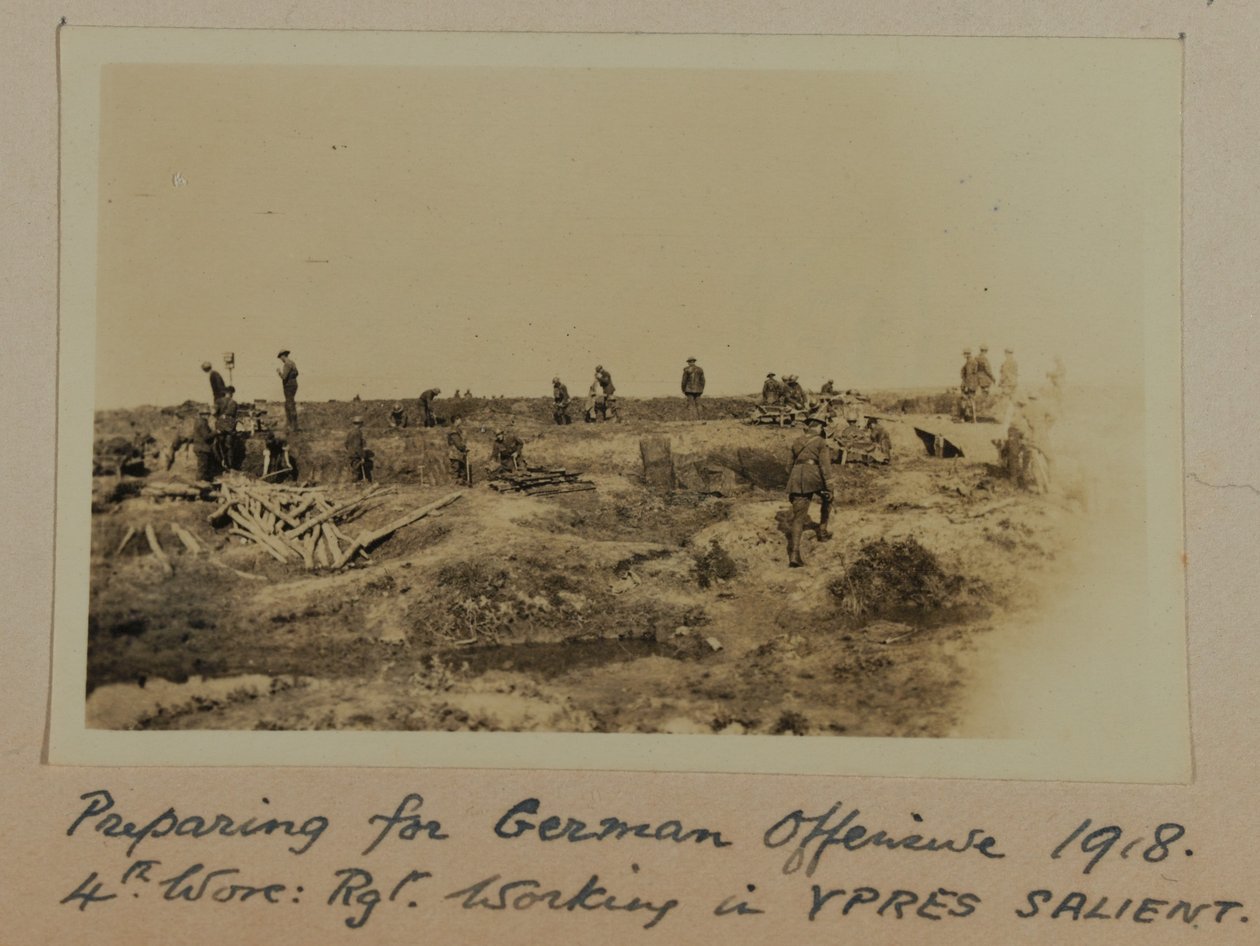 Preparándose para la Ofensiva Alemana de 1918. 4º Regimiento de Worcestershire trabajando en el Saliente de YPRES de English Photographer