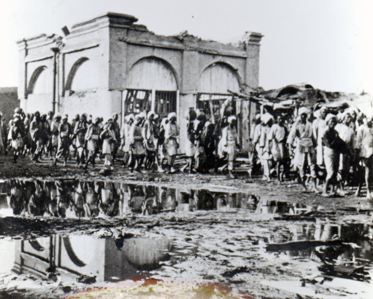 Prisioneros pasando el Mihrab, la Casa de Oración del Khalifa, 1898 de English Photographer