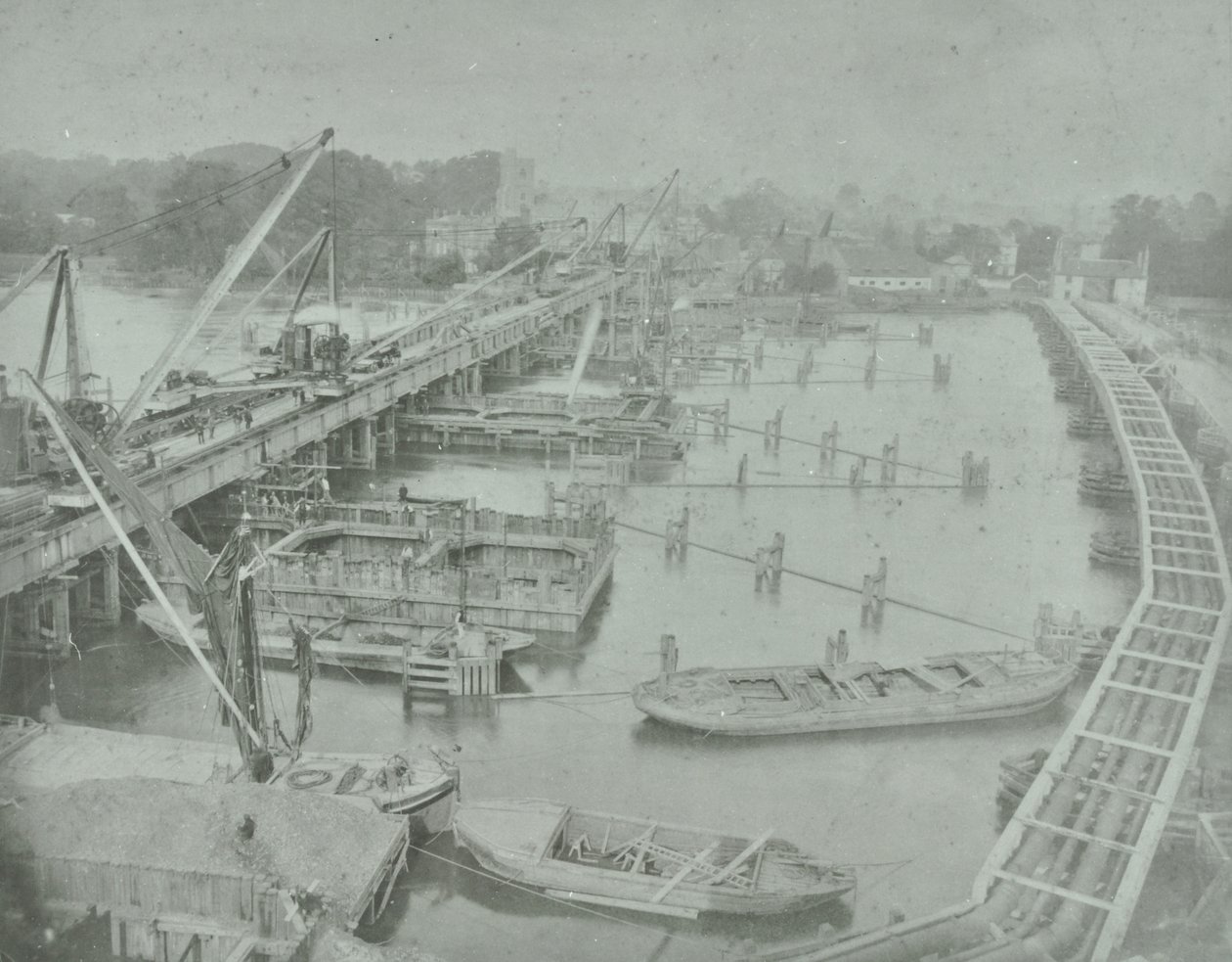 Putney Bridge: excavación de cimientos para el nuevo puente, 1883 de English Photographer