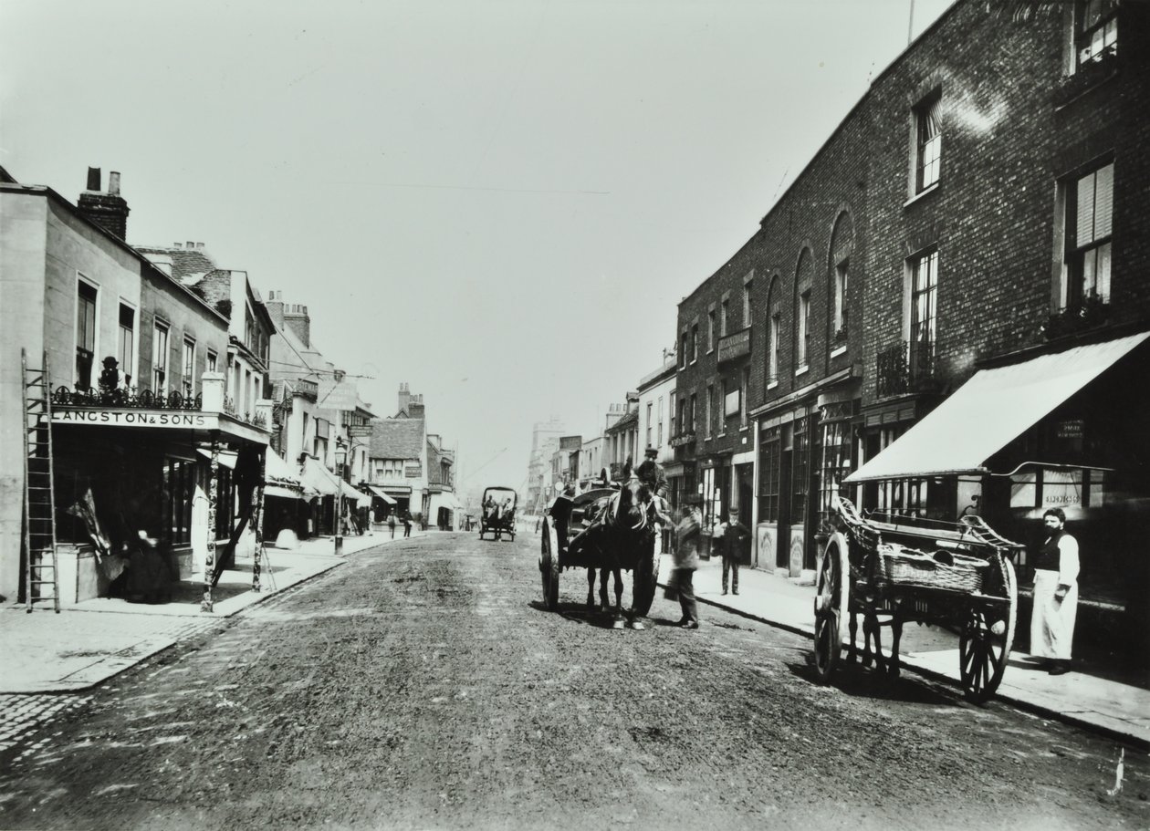 Putney High Street, mirando hacia el puente, 1885 de English Photographer
