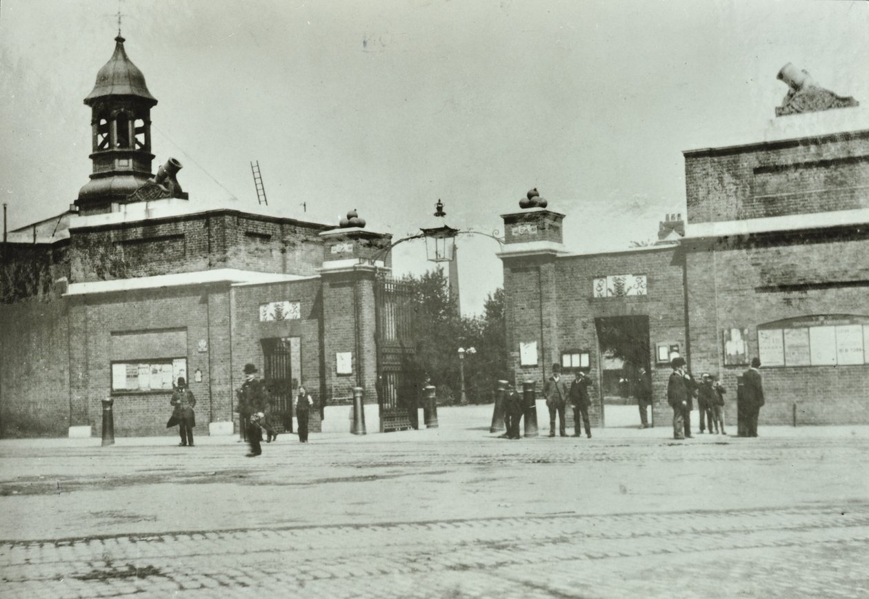 Puerta principal del Arsenal Real, 1890 de English Photographer