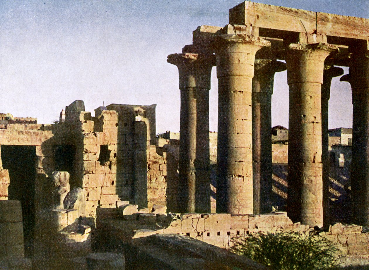Ruinas del pórtico en el Templo de Luxor, Egipto de English Photographer