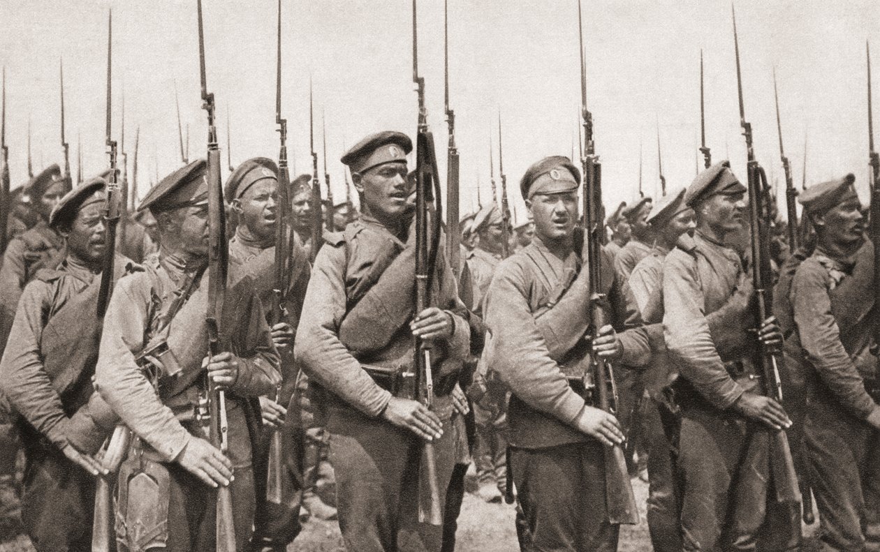Infantería rusa en desfile y presentando armas durante la Primera Guerra Mundial, de The Illustrated War News, 1915 de English Photographer