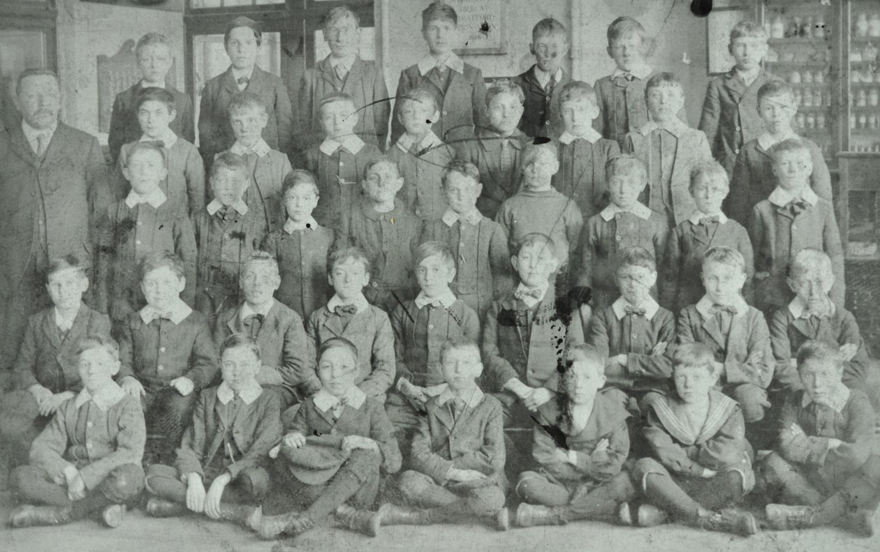 Grupo escolar, escuela desconocida, 1895 de English Photographer