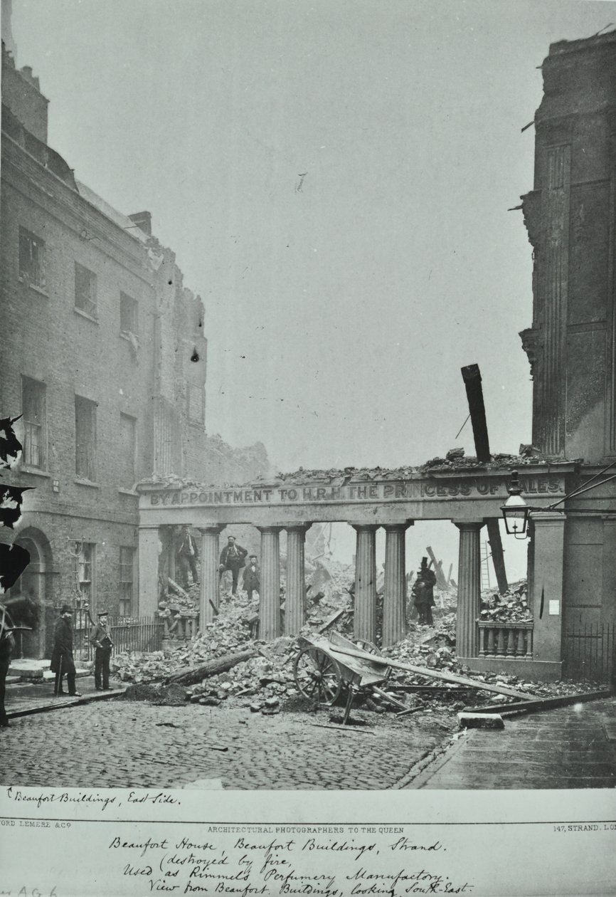 Strand, Westminster LB: Beaufort Buildings, daños por incendio, 1890 de English Photographer