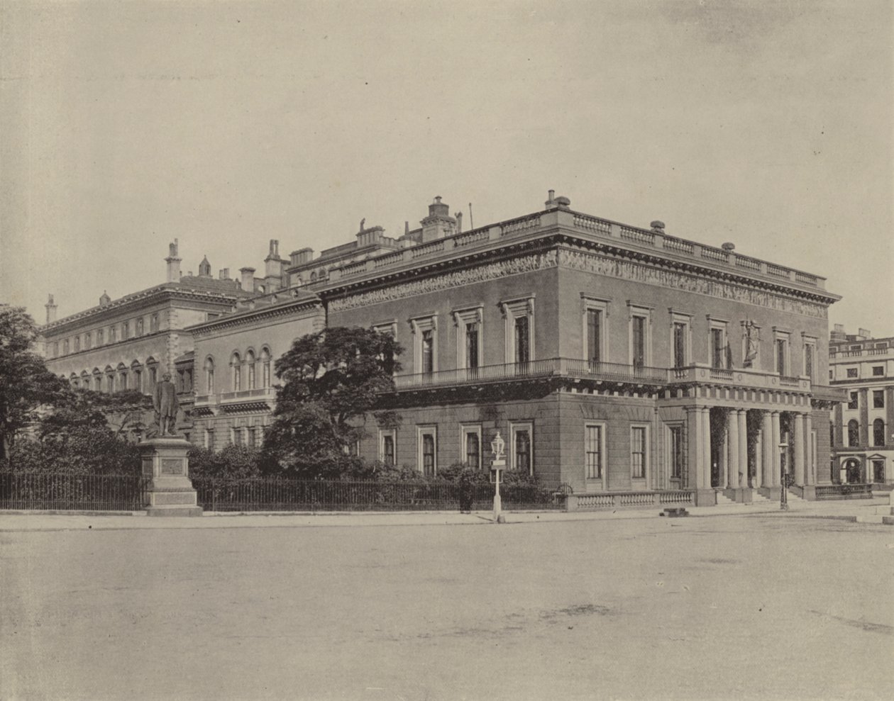 El Athenaeum Club (foto en blanco y negro) de English Photographer