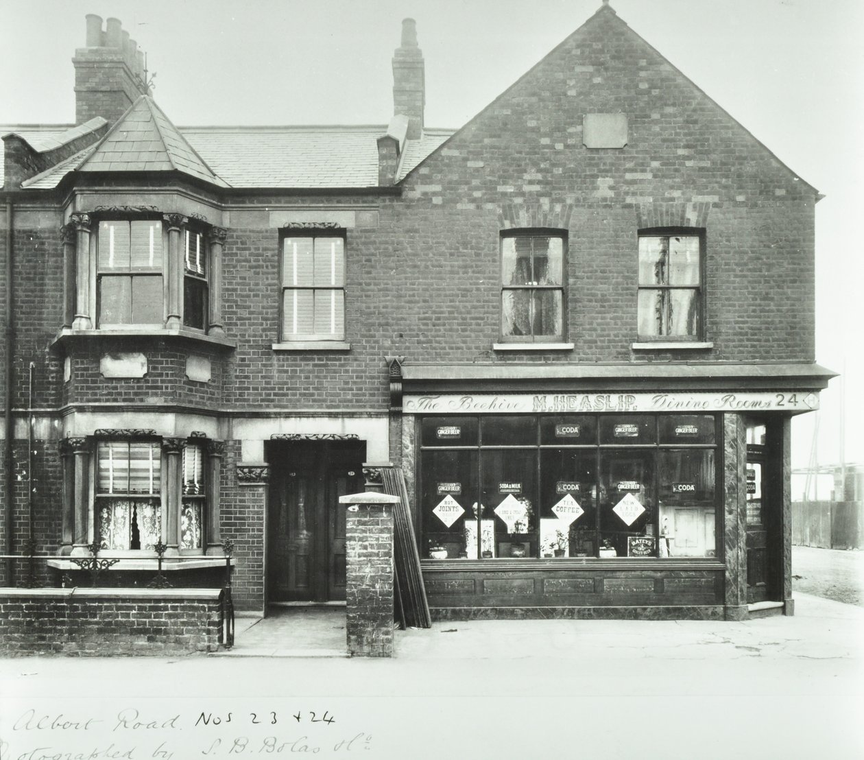 The Beehive Dining Rooms, 1899 de English Photographer