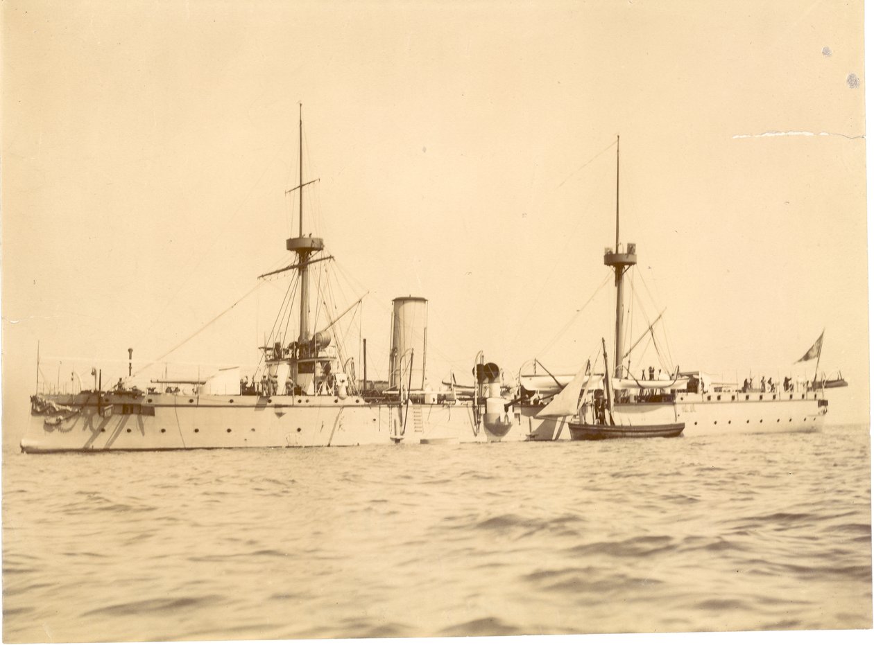 El "Chih Yuan" anclado frente a la costa sur en Hove, Barco local al lado, c.1886 de English Photographer