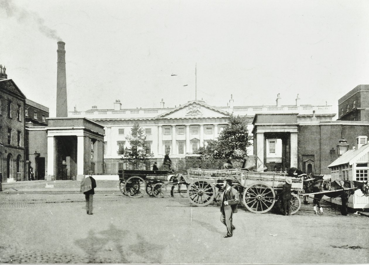 La Real Casa de la Moneda, Londres, 1895 de English Photographer
