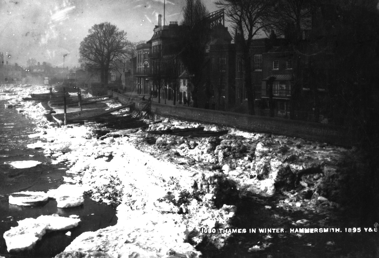 El Támesis en Hammersmith en invierno, 1895 de English Photographer