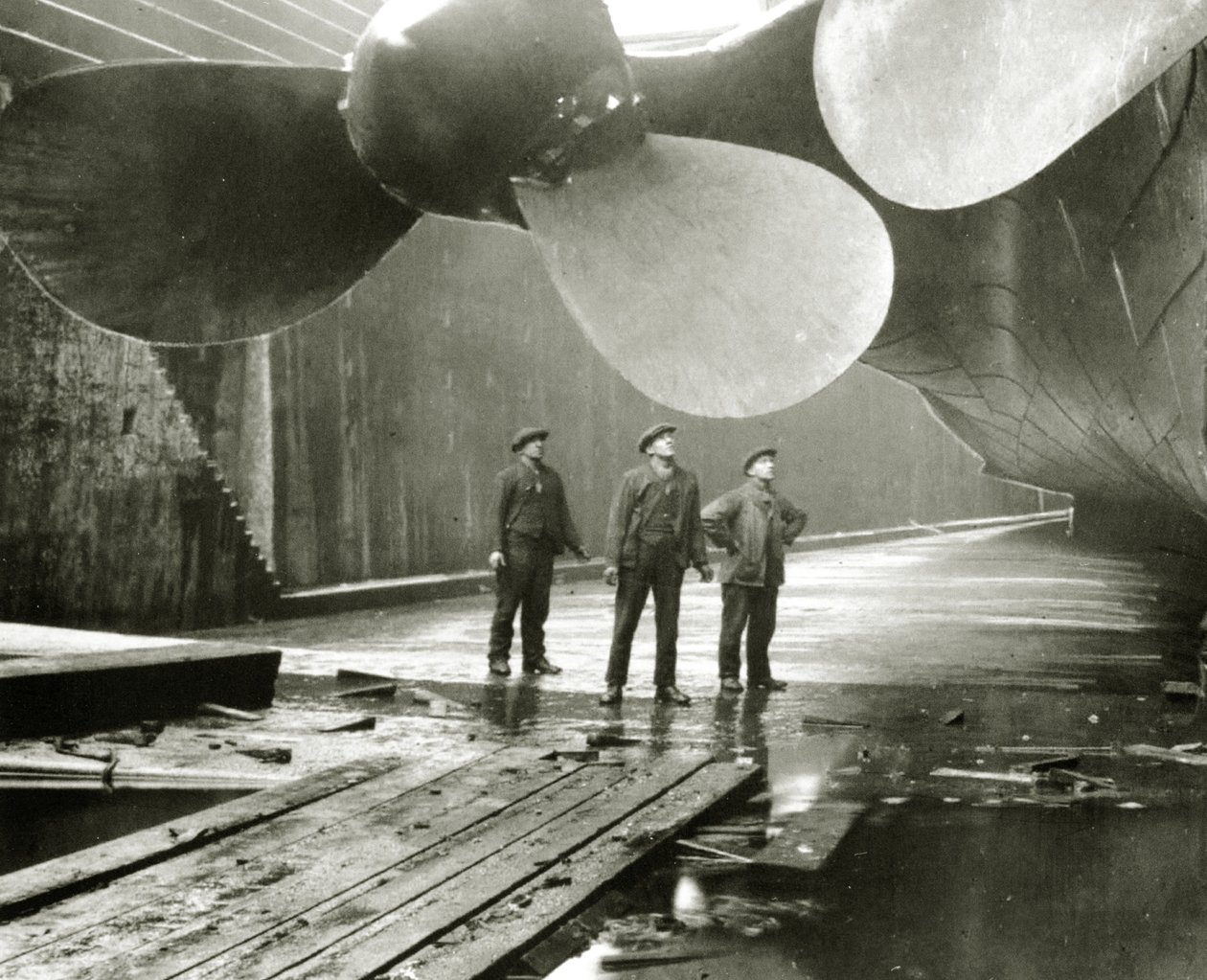 Las hélices del Titanic en el dique seco de Thompson de Harland & Wolff, Belfast, Irlanda, 1910-11 de English Photographer