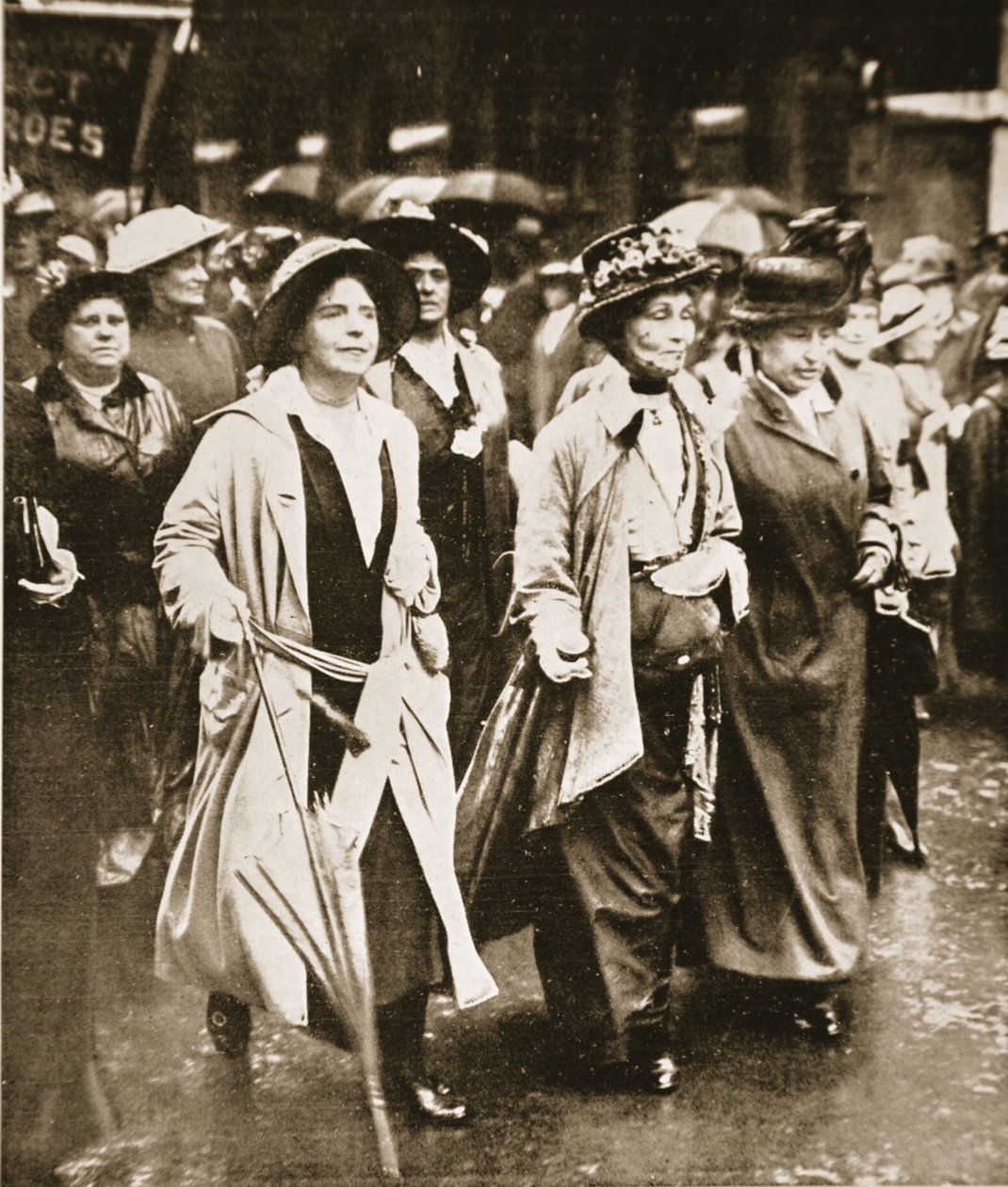 Manifestación por el "derecho a servir" de las mujeres: La Sra. Pankhurst y sus amigas, de "The Illustrated War News". de English Photographer