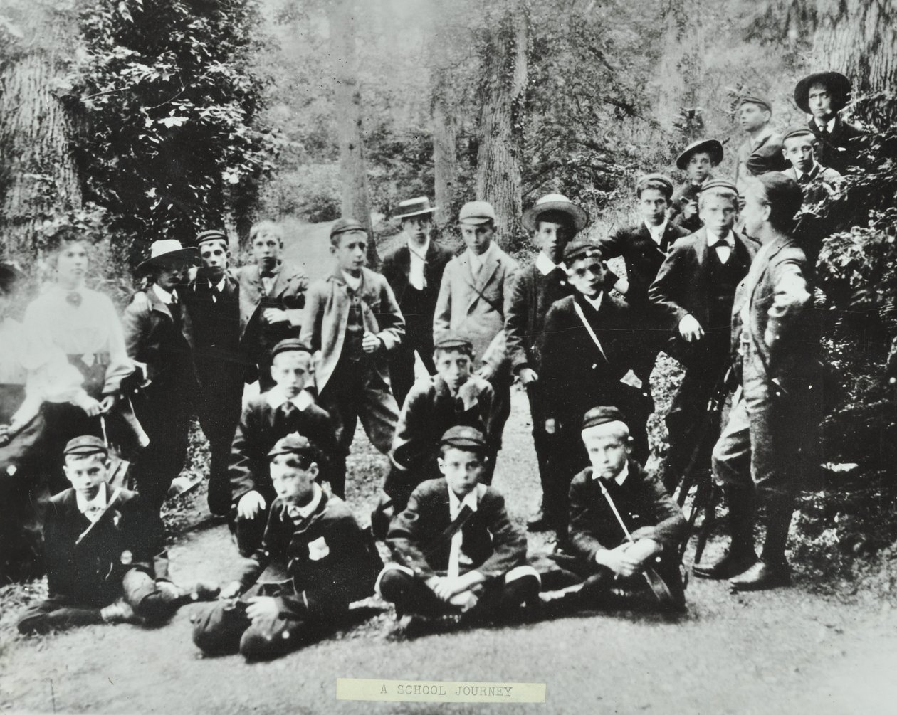 El primer viaje escolar de la Junta Escolar de Londres. Niños de Bell Road Higher Grade School, Peckham visitan una mina en el Bosque de Dean, 1896 de English Photographer