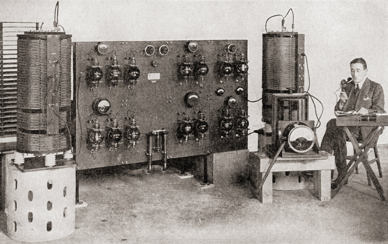 El primer transmisor de radiodifusión operado en Gran Bretaña, instalado en los Talleres Marconi, Chelmsford, en 1919 y 1920, de La Historia de Veinticinco Años, publicado en 1935 de English Photographer