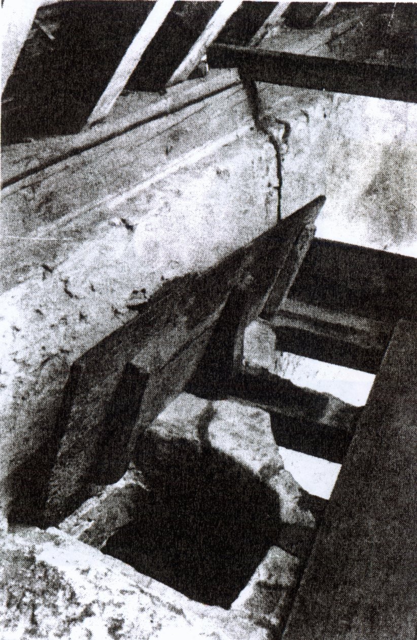 El escondite de los sacerdotes en una escalera en Sawston Hall diseñado y hecho por el mártir y santo jesuita, Nicholas Owen, c.1935 de English Photographer
