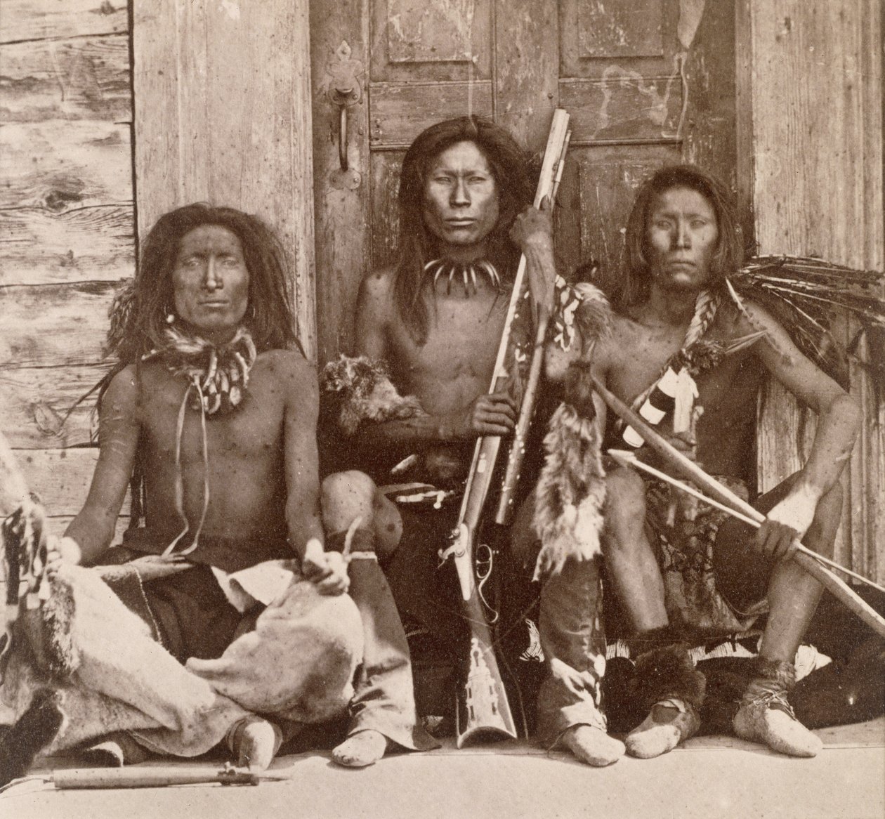 Tres valientes indios, fotografiados por los Ingenieros Reales en el Paralelo Cuarenta y Nueve (foto sepia) de English Photographer