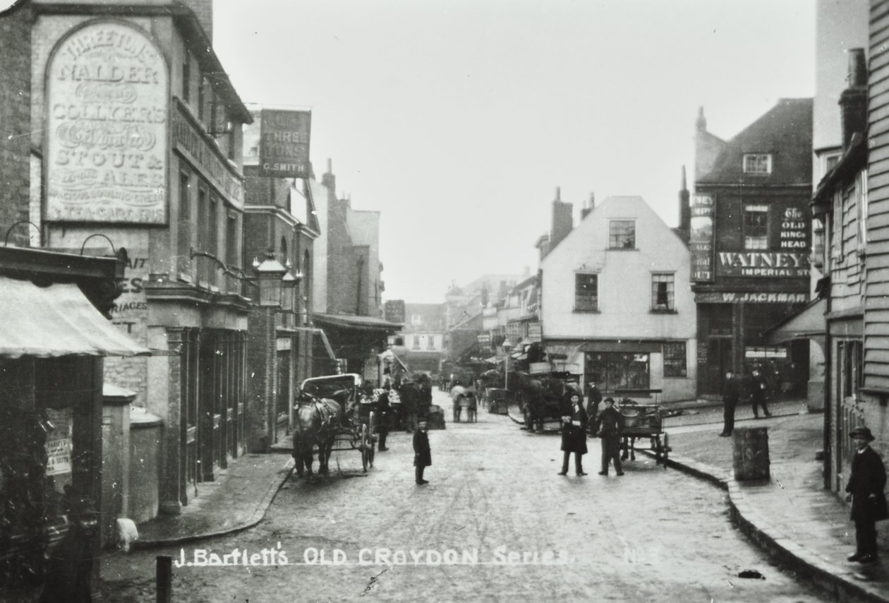 Three Tuns Old Kings Head, Surrey Street, Croydon: vista general, 1885 de English Photographer