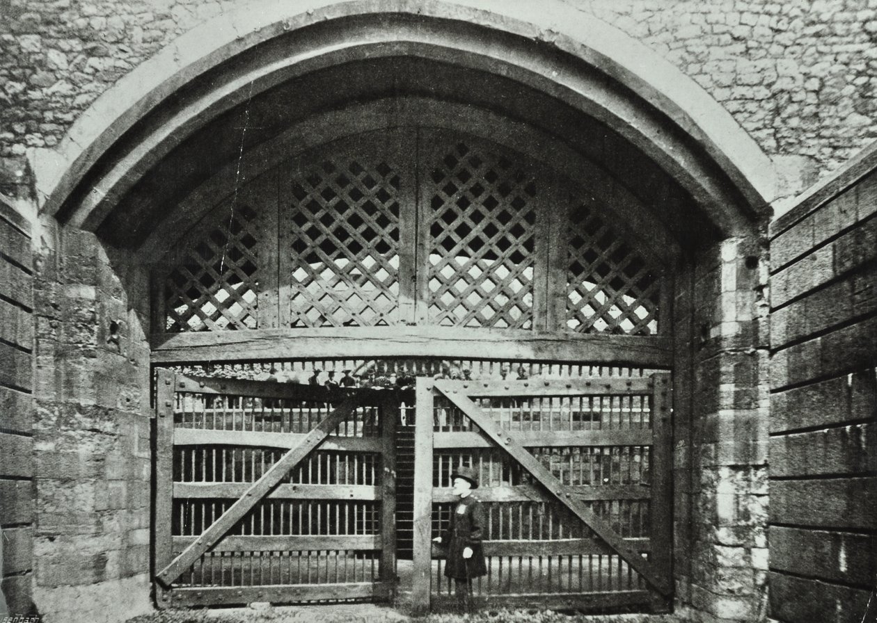 Torre de Londres, Tower Hill: Puerta de los Traidores, 1890 de English Photographer