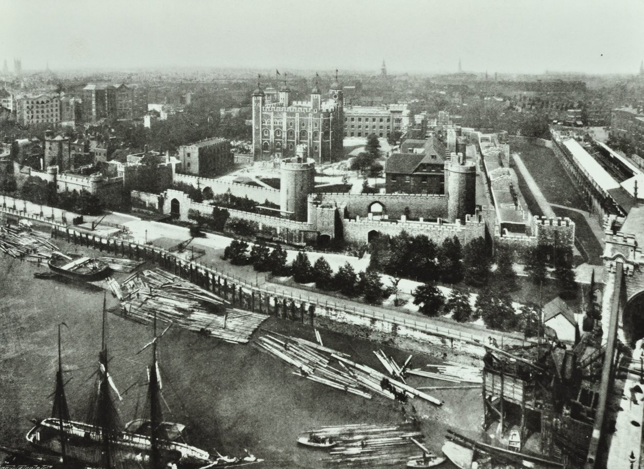 Torre de Londres, Tower Hill: desde Tower Bridge, 1890 de English Photographer