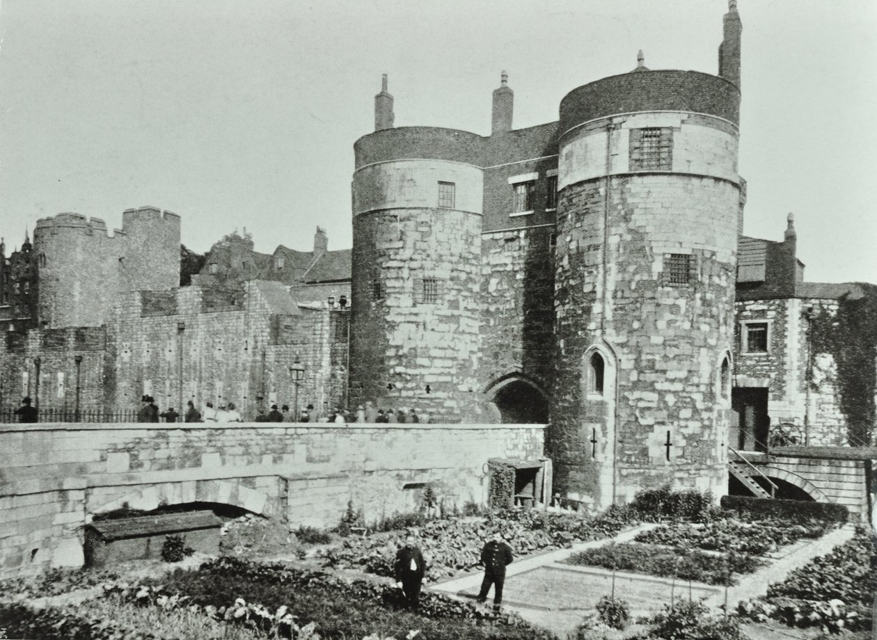 Torre de Londres, Tower Hill: las torres Beauchamp y Byward, 1895 de English Photographer