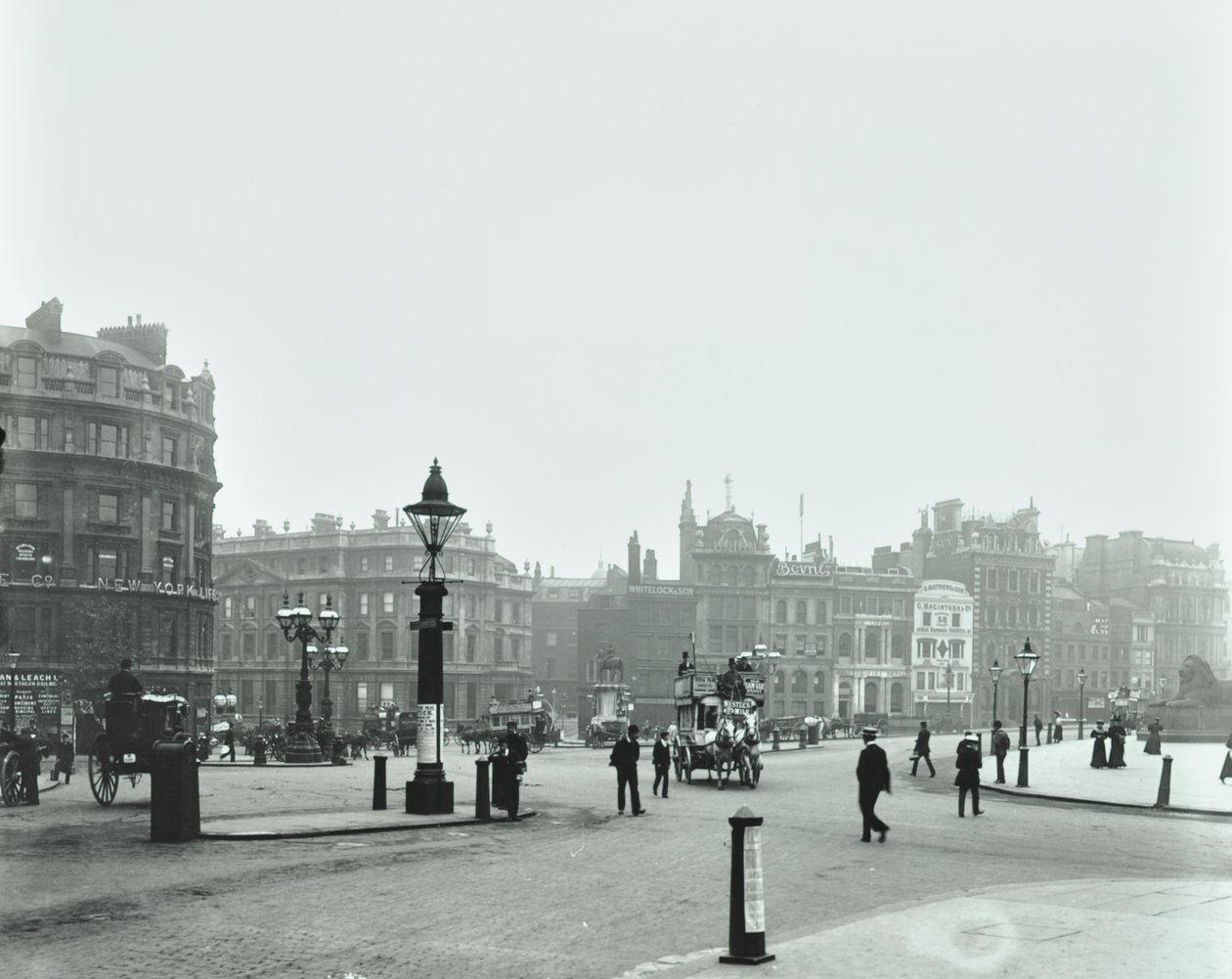Trafalgar Square, Westminster LB: Trafalgar Square mirando al este hacia Charing Cross, 1896 de English Photographer