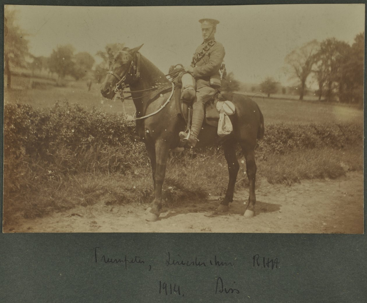 Trompetista de la Artillería Real a Caballo de Leicestershire en un campamento de entrenamiento en Diss, 1914 de English Photographer