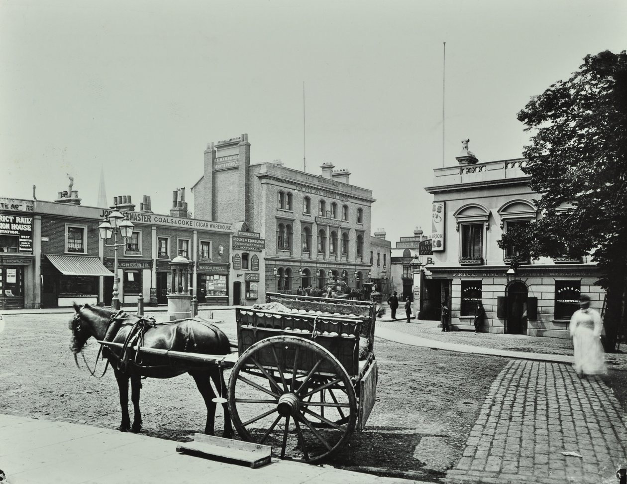 Upper Richmond Road, oeste desde Putney High Street, con vehículo tirado por caballos en primer plano, 1880 de English Photographer