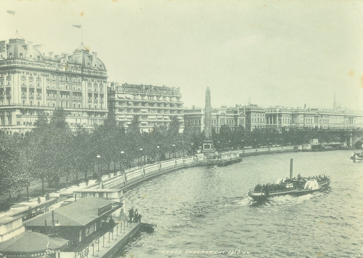 Victoria Embankment, Westminster: vista norte desde Hungerford Bridge, 1895 de English Photographer