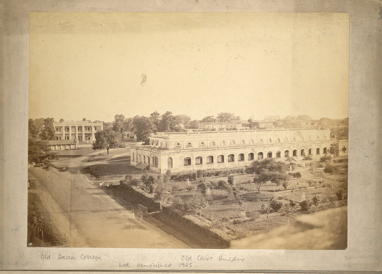 Vista del Old Dhaka College y el Old Court Building, c.1875 (fotografía en B/N) de English Photographer