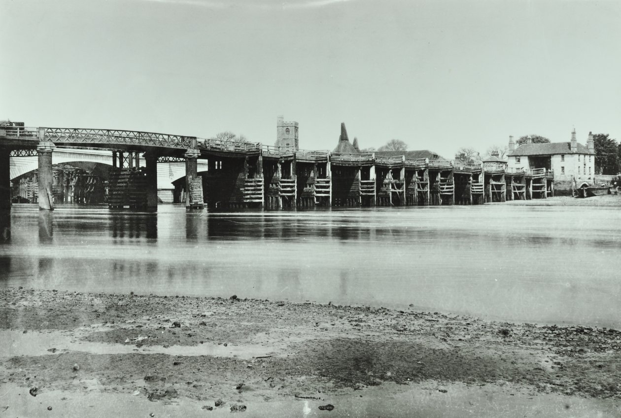 Vista de los puentes antiguo y nuevo de Putney con casa de malta y la iglesia All Saints al fondo, 1885 de English Photographer