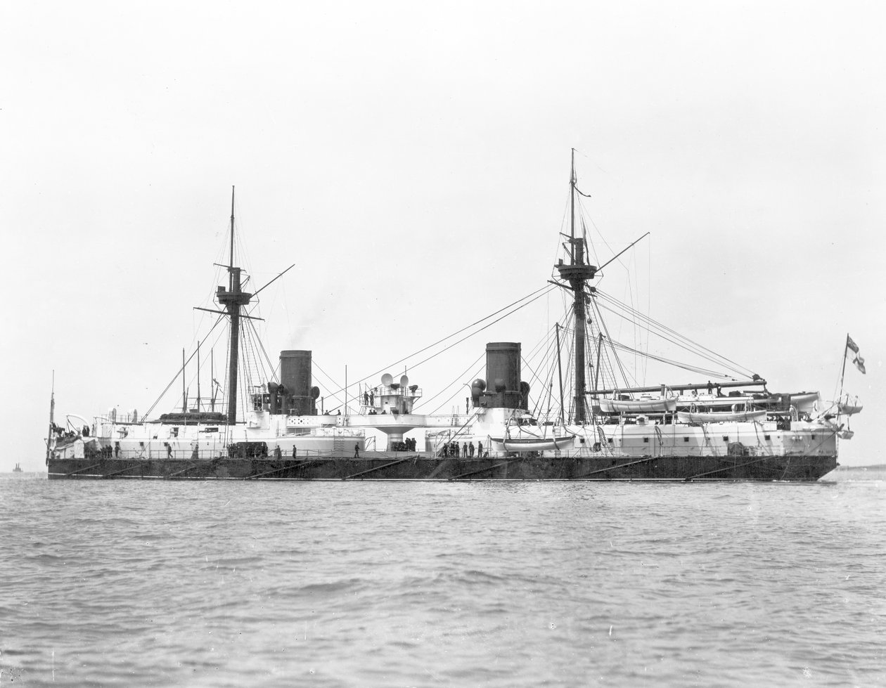 Vista del acorazado HMS Inflexible (lanzado en 1876) fotografiado después de la conversión a aparejo militar en 1885 de English Photographer